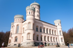 Das Jagdschloss ist eines der bekanntesten Gebäude Rügens.